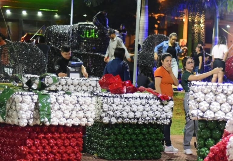 Intenso es el trabajo para dar el toque navideño a la capital del Alto Paraná.