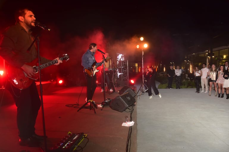 La banda nacional La de Roberto dio inicio al evento, brindando un ambiente ameno con sus éxitos. 