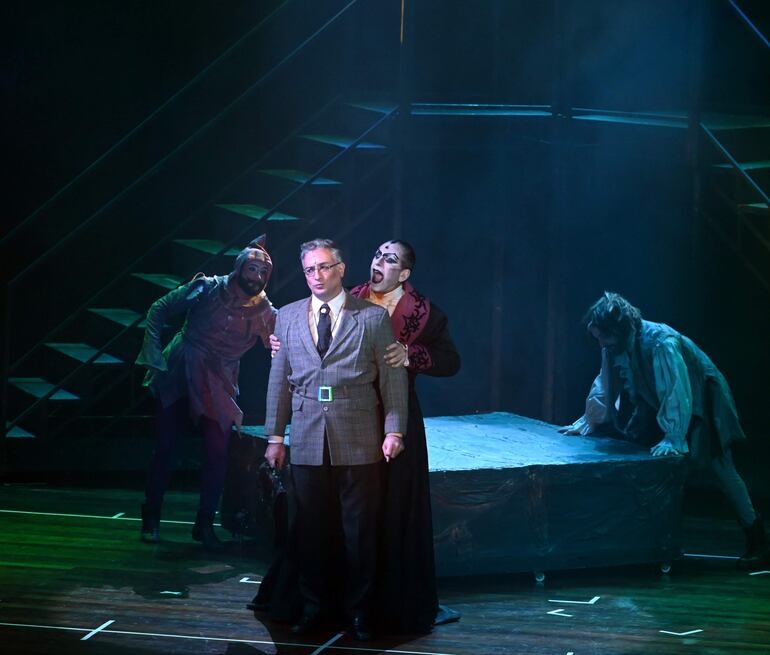 Jonathan (Mariano Taccagni) y Drácula (Juan Rodó) en una de las escenas del musical, que hoy tendrá su última función en el Salón de Convenciones del Banco Central del Paraguay.