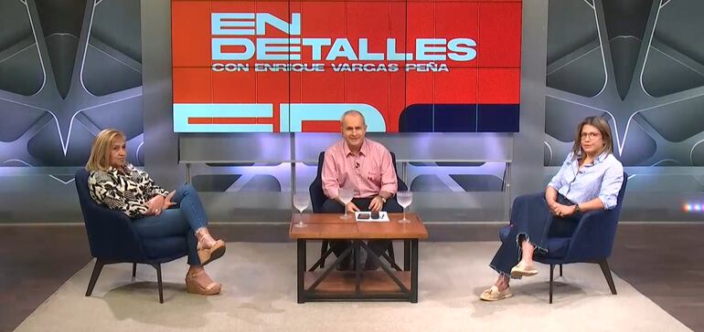 Las abogadas María Victoria Rivas y Alejandra Peralta Merlo junto al periodista Pablo Guerrero.