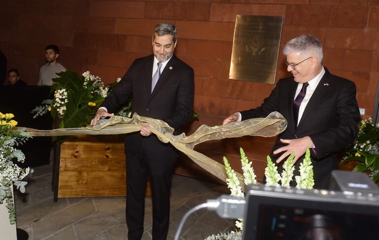 El Presidente de la República, Mario Abdo junto al embajador de los Estados Unidos, Marc Ostfield al momento del corte de cinta.