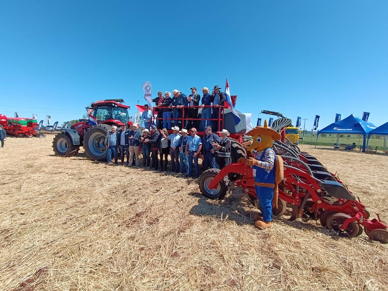 Hoy se realizó la apertura de siembra de soja, correspondiente a la campaña 2023/2024, en el distrito de Domingo Martínez de Irala.