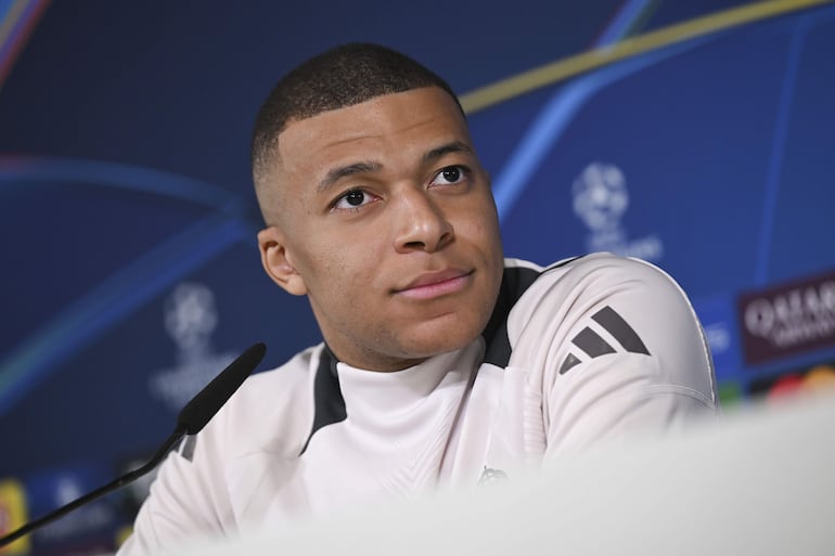 El delantero del Real Madrid, Kylian Mbappé durante la rueda de prensa posterior al entrenamiento del equipo en la Ciudad Deportiva de Valdebebas de Madrid, antes de su enfrentamiento al RB Salzburgo correspondiente a la fase de grupos de la Liga de Campeones.