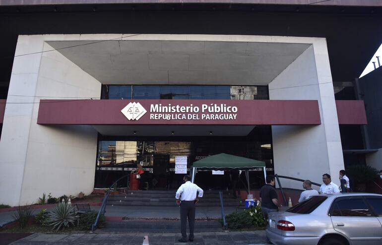 Un profesional observa resignado el desolado panorama de la sede del Ministerio Público ubicada en la calle Nuestra Señora de Asunción, en la capital. 