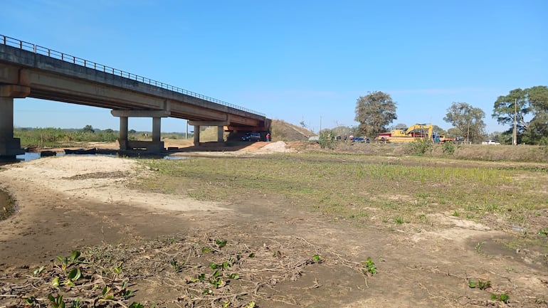 Lo que fue el curso normal del río Jejuí, pilotes del puente principal quedan al descubierto y el agua cruza actualmente bajo un aliviadero