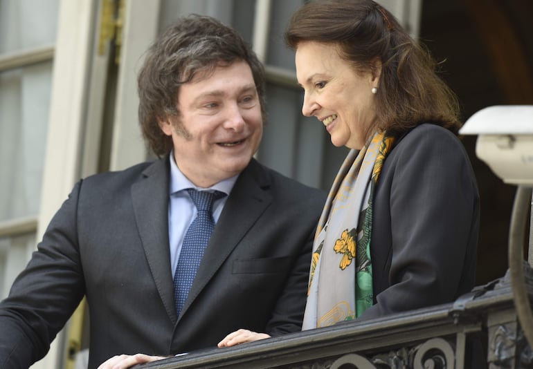 El presidente electo de Argentina Javier Milei junto a Diana Mondino, Canciller en el nuevo gobierno.