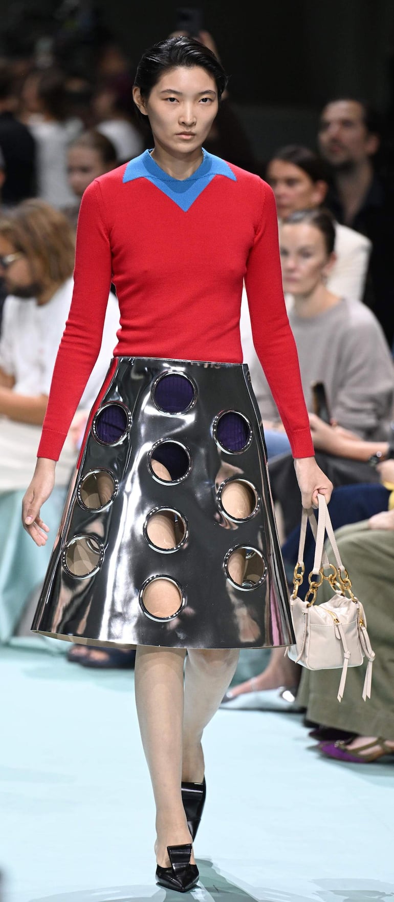 Una modelo luce una creación de Prada, en Milan Fashion Week.