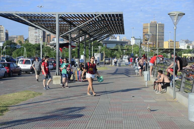 Día Caluroso, parcialmente nublado, Costanera de Asunción, previa de la final de la Sudamericana.