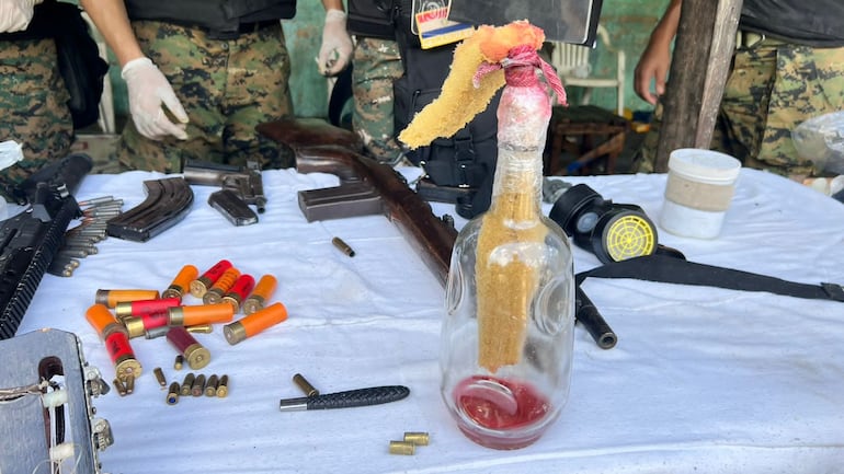 Armas requisadas en el operativo Veneratio en Tacumbú.