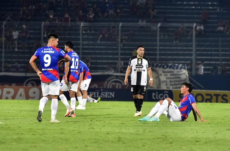 Los jugadores de Cerro Porteño lamentan el empate con Tacuary por el fútbol paraguayo en el estadio La Nueva Olla, en Asunción.