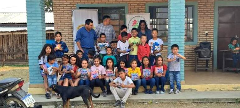 Los niños de la pequeña comunidad de San Carlos recibiendo también sus regalos.