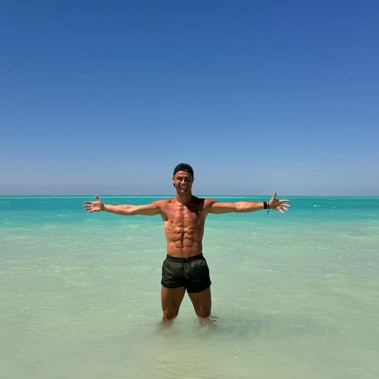 Cristiano Ronaldo mostrando su escultural figura desde el Mar Rojo. (Instagram/Cristiano Ronaldo)