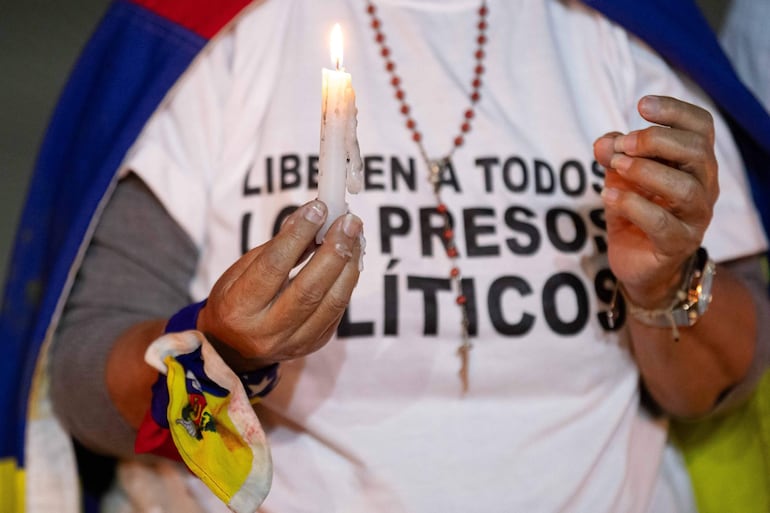 Familias venezolanas siguen pidiendo la libertad de aquellos que permanecen en la cárcel por motivos políticos, la mayoría detenidos en contexto de protestas poselectorales.