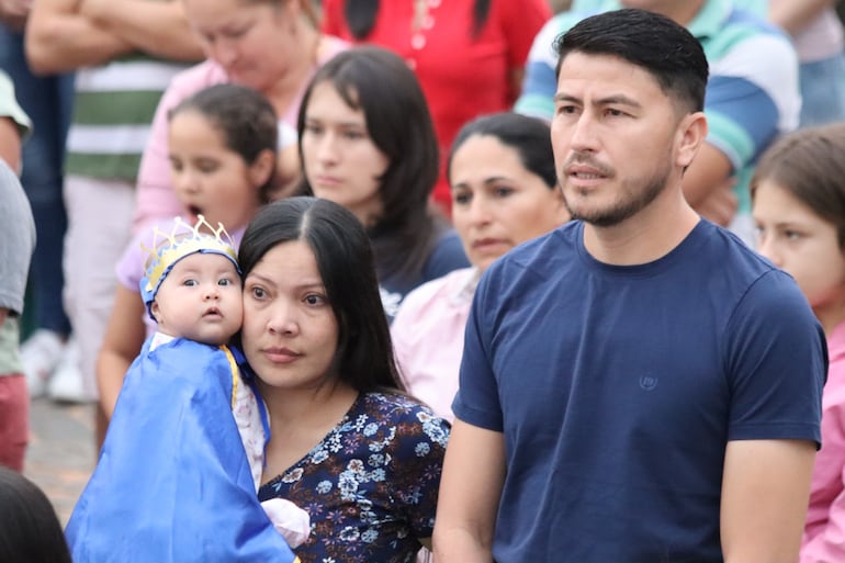 Importante concurrencia de familias en la explanada de la Basílica de Caacupé.