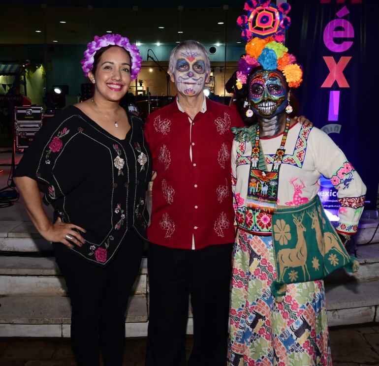 La directora del Centro Paraguayo Japonés, Rocío Rolón Amarilla, el embajador de México, Juan Manuel Nungaray y Jacqueline Morán.