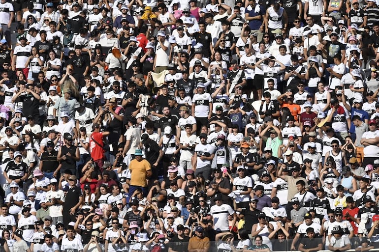 Los hinchas de Olimpia en el estadio Defensores del Chaco en la previa del último superclásico del 2024.