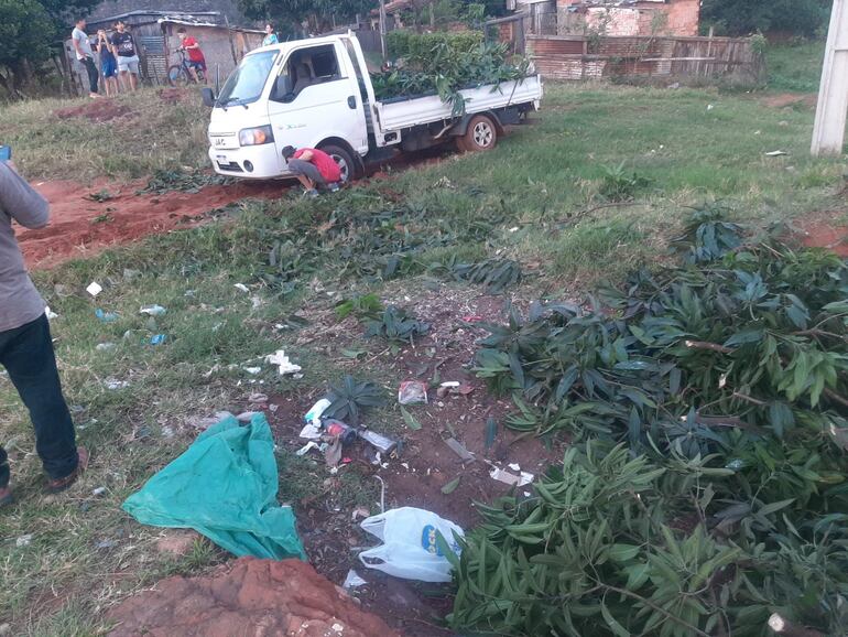 La camioneta de la cooperativa 8 de marzo Ltda que llevó una gran cantidad de basura y ramas para tirar en un baldió fue denunciada por vecinos del barrio Naranjaty de San Antonio.