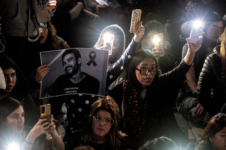 Fans llevan adelante un acto de conmemoración del cantante Liam Payne, el jueves en Ciudad de México.