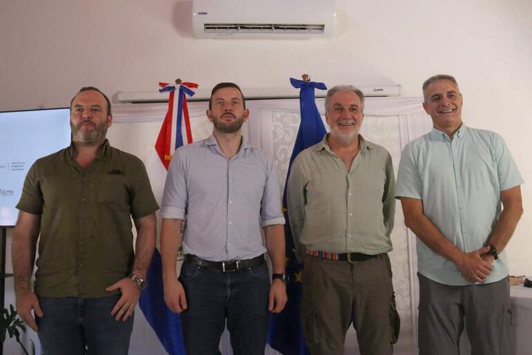  Desde la izquierda, el ministro de Ambiente Desarrollo Sostenible de Paraguay, Rolando de Barros; el comisario europeo de Medioambiente, Virginijus Sinkevicius; el embajador de la Unión Europea (UE) en Asunción, Javier García Viedma; y el director de la fundación Moisés Bertoni, Yan Esperanza, posan en el acto de lanzamiento del proyecto 'Forest4Life Paraguay', este sábado en Villa Ygatimí.