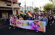 Marcha del Orgullo LGTBI+ 2024 arrancó y se desplaza por el microcentro de Asunción.