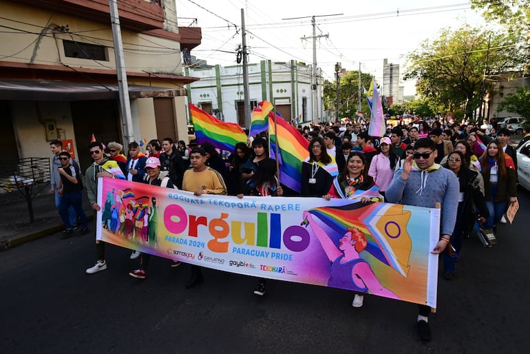 Marcha del Orgullo LGTBI+ 2024 arrancó y se desplaza por el microcentro de Asunción.