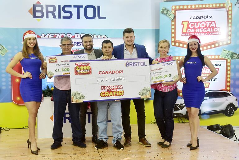 Marcelo Jara y Diego Chamorro junto a los felices ganadores.