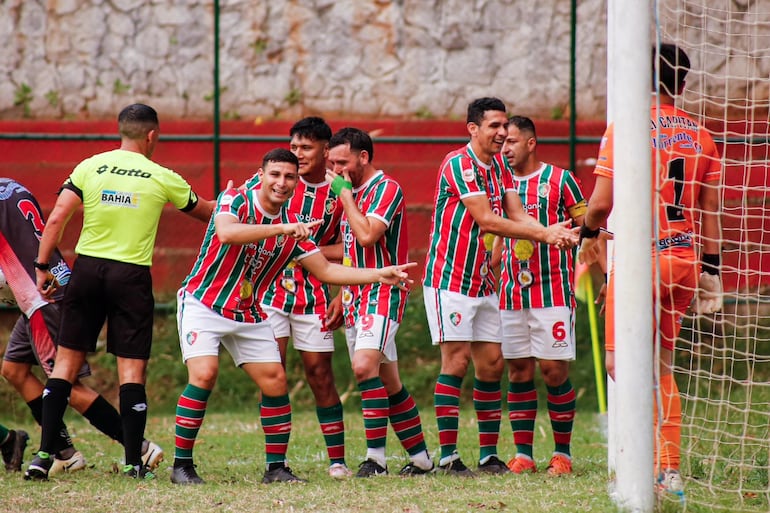 Elvio Amarilla recibe las felicitaciones de sus compañeros, luego de anotar el tanto del triunfo local. (Foto: APF)