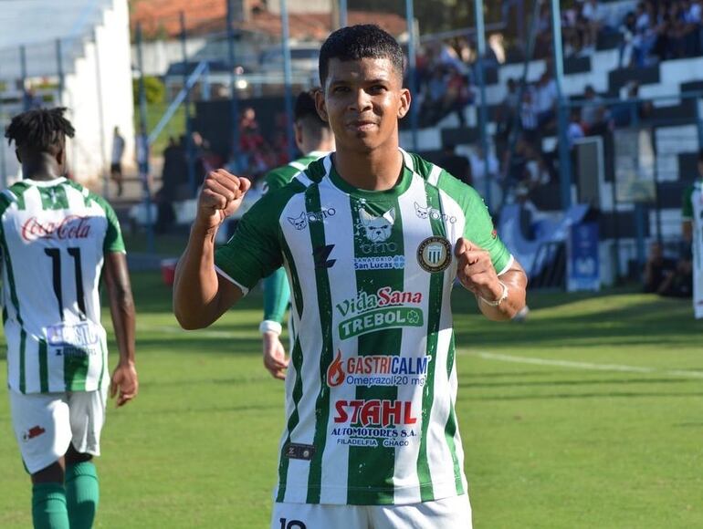 Festejo del ñuense Derlis Mereles, el primero de su equipo en el triunfo sobre Sport Santa Cecilia de Belén. (Foto: APF)