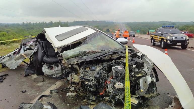 Así quedó la camioneta que chocó en la Ruta PY02, en la zona de la circunvalación de Caacupé, este miércoles. Murieron una mujer y su nieto de solo tres años.