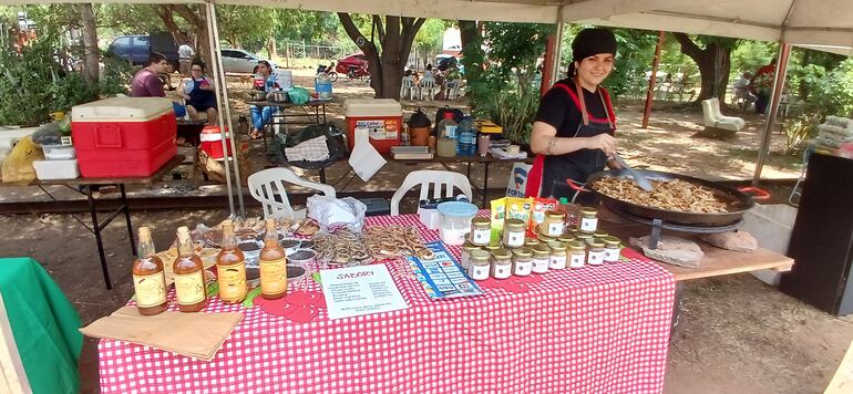 mujer cocinando en una feria de comidas