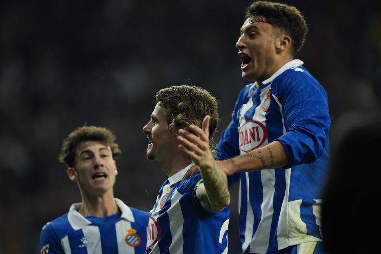 El defensa del Espanyol Carlos Romero (c) celebra el primer gol de su equipo durante el encuentro correspondiente a la jornada 22 de Laliga EA Sports que disputan hoy sábado el Espanyol y Real Madrid en el RCDE Stadium.