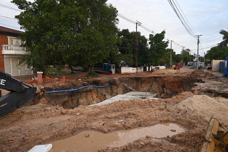 Sobre Molas López, el lento avance de las obras municipales cierran por completo la arteria, generando caos en otras calles de la ciudad.