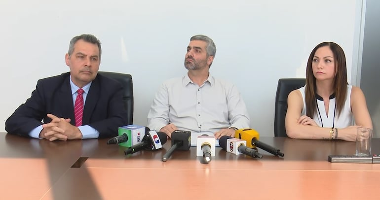 El abogado Enrique Kronawetter (a la izquierda) junto a Francisco y Gabriela Pecci, hermanos del fiscal Marcelo Pecci, durante una conferencia de prensa el pasado lunes.