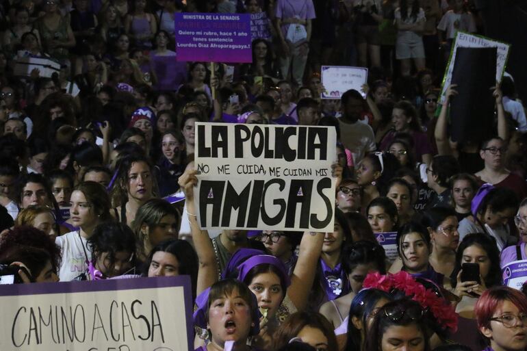 Imagen de archivo: "La policía no me cuida, me cuidan mis amigas", indica un cartel que se pudo observar marcha por el Día Internacional de la Mujer.