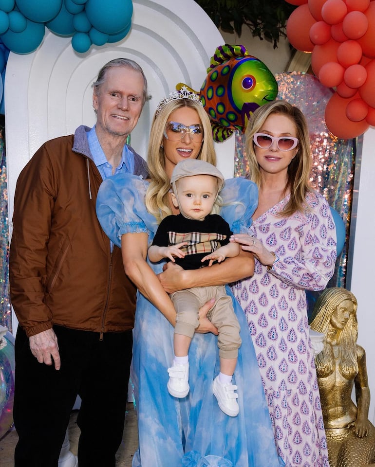 Paris Hilton con sus padres y el cumpleañero Phoenix Barron. 
(Instagram/Paris Hilton)