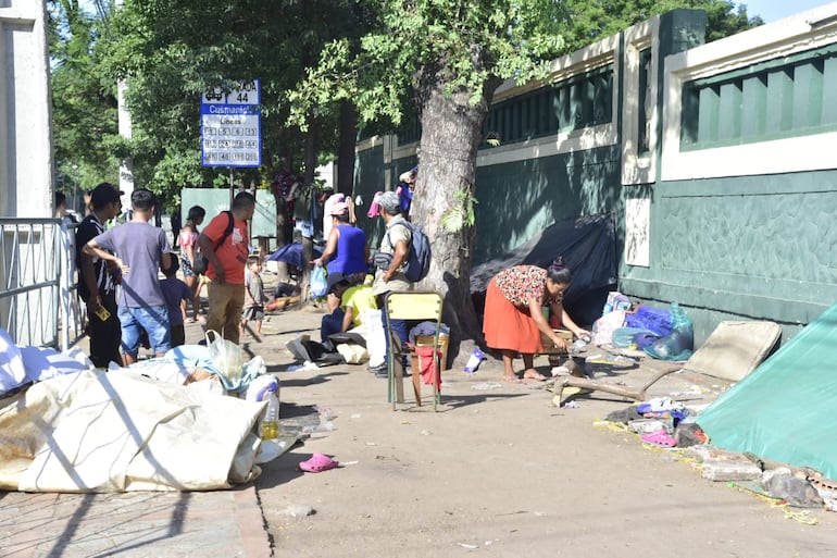 Familias indígenas instalan sus campamentos frente al Indi, en la vereda sobre la avenida Artigas.