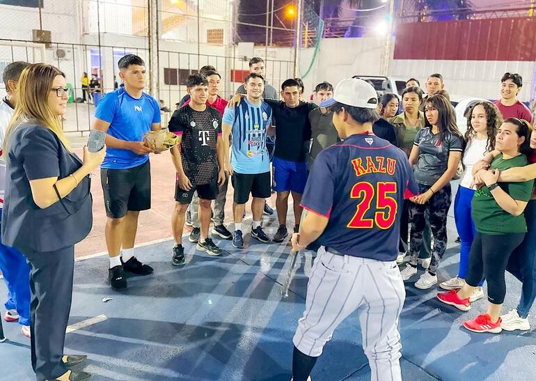 El profesor Gazu impartiendo clases a alumnos de Nihon Gakko.