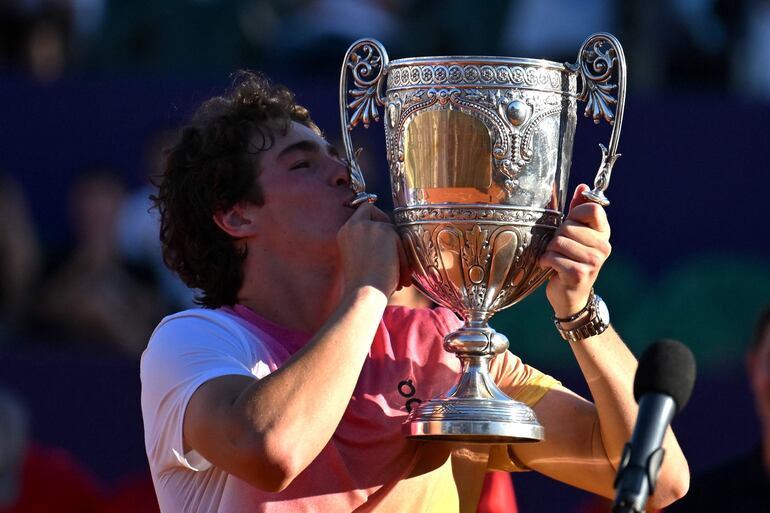 El brasileño Joao Fonseca, de 18 años, conquistó su primer título en el circuito profesional al consagrarse campeón del ATP 250 de Buenos Aires ayer al doblegar al argentino Francisco Cerúndolo 