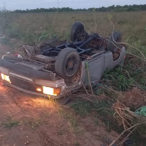 Una persona falleció tras el vuelco de este de esta camioneta en el tramo entre Pilar y Boquerón, Isla Umbú.