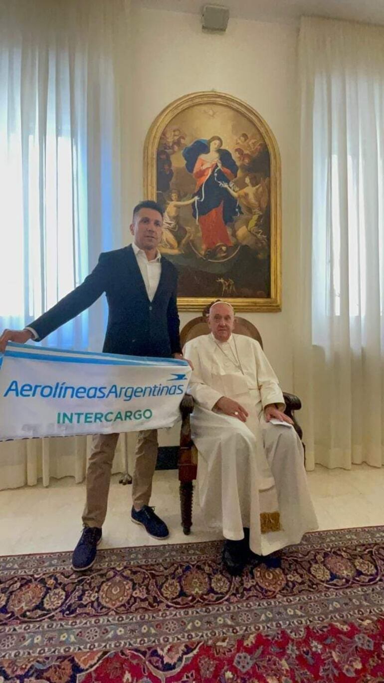 Fotografía divulgada en la red social X por aeronavegantes de la reunión del Papa Francisco con representantes de la Asociación Argentina de Aeronavegantes (AAA) en defensa de Aerolíneas Argentinas este miércoles, en Roma (Italia). 