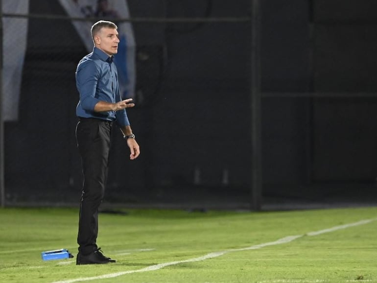 El argentino Martín Palermo, entrenador de Olimpia, en el partido frente a Sportivo Ameliano por la Fase Preliminar de la Copa Sudamericana 2024 en el estadio Defensores del Chaco, en Asunción.