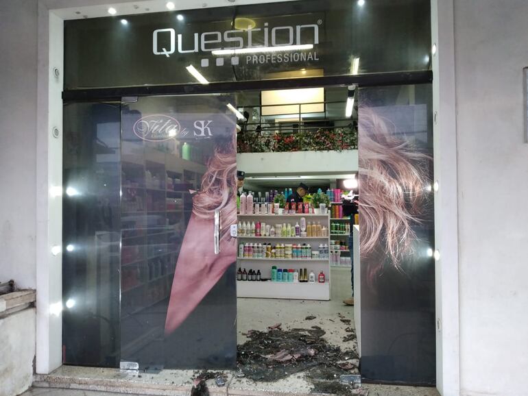 Así quedó la puerta de vidrio de la tienda de cosméticos tras el robo por parte de un delincuente.