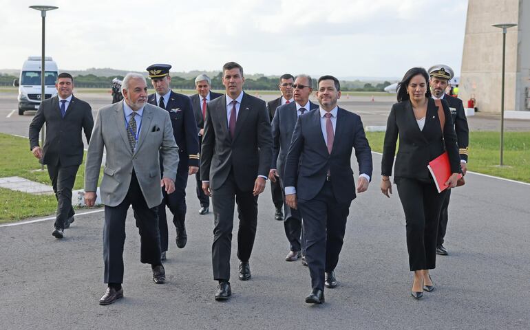 El presidente Santiago Peña y su delegación en Uruguay