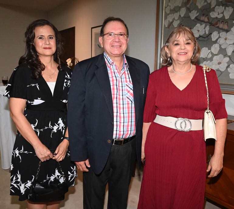Cynthia Llanes, Ernesto Paredes y Mirta Mesquita.
