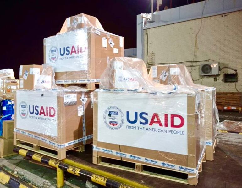 Imagen de archivo de un lote de equipos médicos donados por USAID llegando al país. Múltiples programas estarían en riesgo ante el posible cierre de la Agencia de Cooperación. 