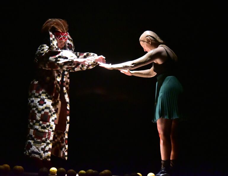 Bianca Orqueda y Belén Cubilla en una escena de la obra "Hoja de vida Capítulo 2", que se presenta en la Alianza Francesa.