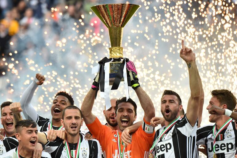 Foto de archivo de 2016:  Gianluigi Buffon levanta el trofeo de campeón de la Serie A, que conquistó en 10 ocasiones con la Juventus.