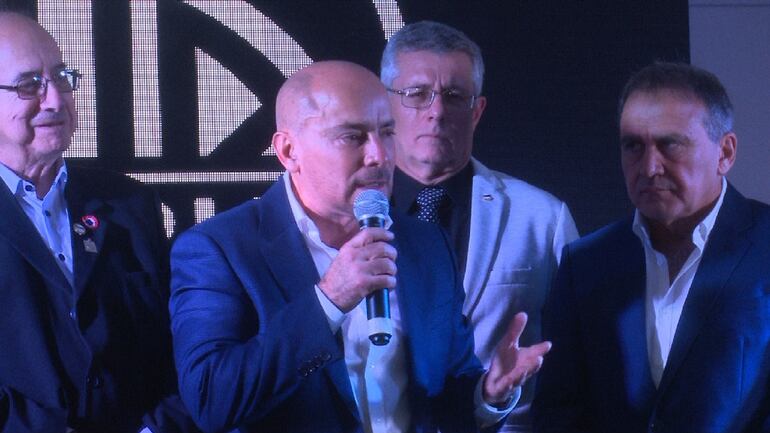 Miguel Cardona, presidente de Olimpia, en la cena organizada por los Socios Vitalicios del club para la construcción de una sala de trofeos en el Salón Blanco del estadio Manuel Ferreira, en Asunción.