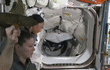 Divertido recibimiento a los astronautas del Boeing en la Estación Espacial.