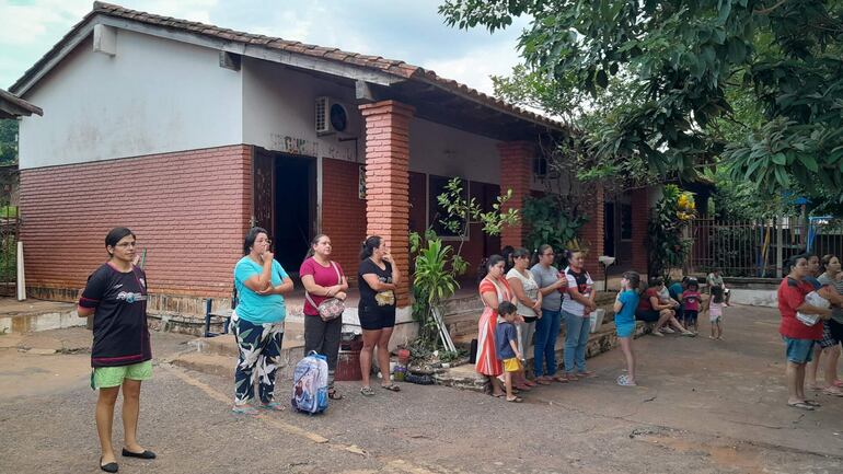 Padres de la escuela San Francisco de Ñemby esperan que el mec autoriza la reparación de las aulas para los niños puedan volver a clases.